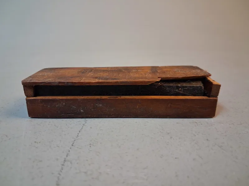 Vintagelipten, i låda. "Trasig låda", Vässa knivar eller verktyg. Mycket sannolikt Carborundum.