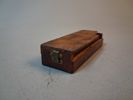 Vintagelipten, i låda. "Trasig låda", Vässa knivar eller verktyg. Mycket sannolikt Carborundum.