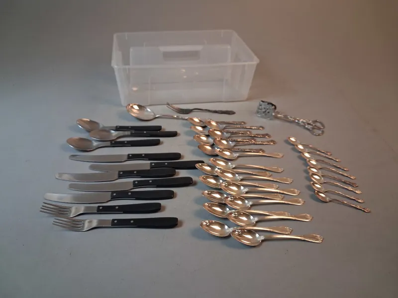 Diverse bestickdelar, nysilver & rostfritt.