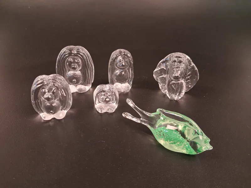 Diverse glasskulpturer. Bl.a Bergdala troll.