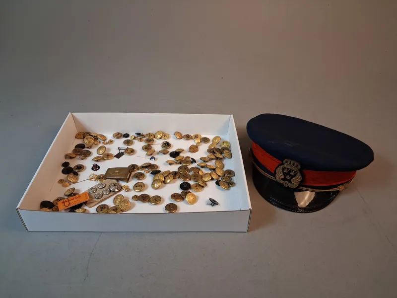 Knappar, pins, skärmmössa m.m.