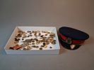 Knappar, pins, skärmmössa m.m.