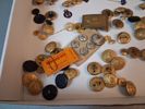 Knappar, pins, skärmmössa m.m.
