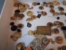 Knappar, pins, skärmmössa m.m.