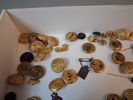 Knappar, pins, skärmmössa m.m.