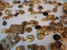 Knappar, pins, skärmmössa m.m.