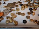 Knappar, pins, skärmmössa m.m.