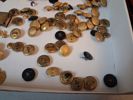 Knappar, pins, skärmmössa m.m.