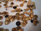 Knappar, pins, skärmmössa m.m.