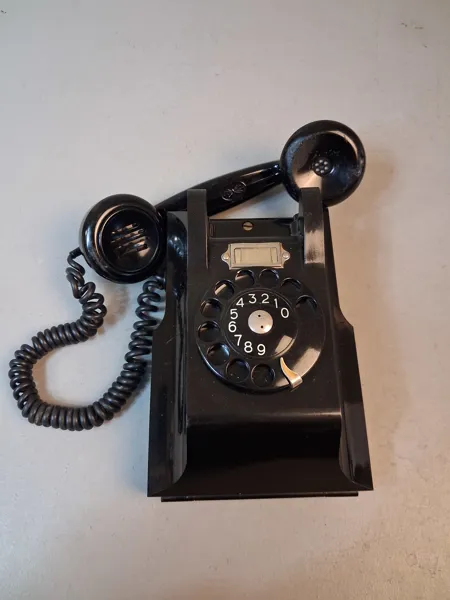 Äldre väggtelefon, Bakelit. Televerket staden Nynäshamn.