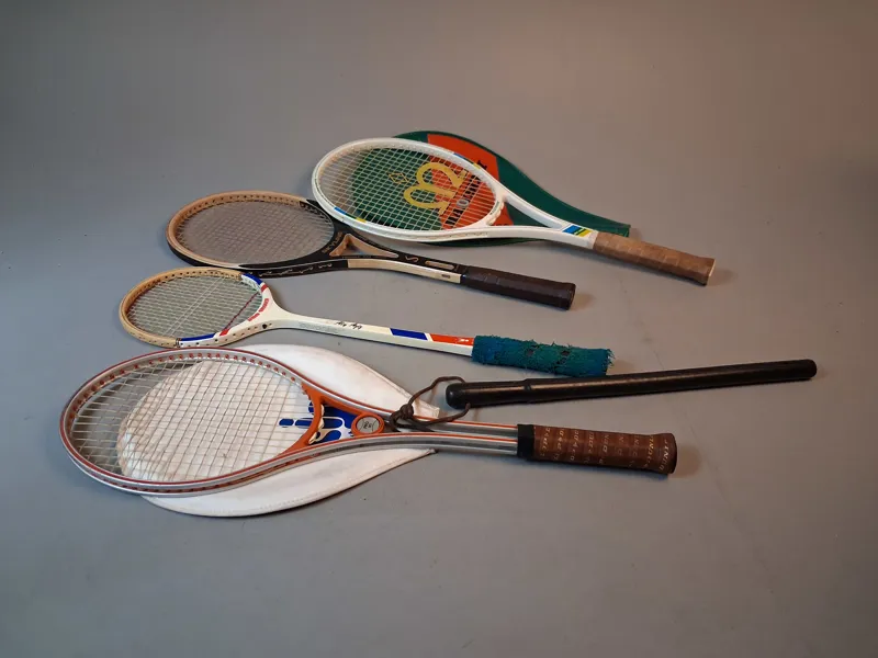 Diverse tennis/badminton-rack & en gummi batong.