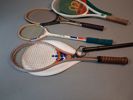 Diverse tennis/badminton-rack & en gummi batong.