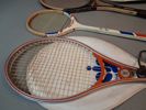 Diverse tennis/badminton-rack & en gummi batong.