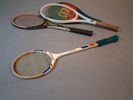 Diverse tennis/badminton-rack & en gummi batong.