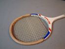 Diverse tennis/badminton-rack & en gummi batong.