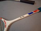 Diverse tennis/badminton-rack & en gummi batong.