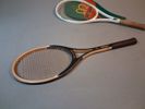 Diverse tennis/badminton-rack & en gummi batong.
