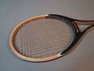 Diverse tennis/badminton-rack & en gummi batong.