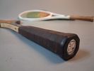Diverse tennis/badminton-rack & en gummi batong.