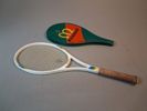 Diverse tennis/badminton-rack & en gummi batong.