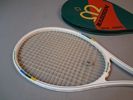 Diverse tennis/badminton-rack & en gummi batong.