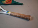 Diverse tennis/badminton-rack & en gummi batong.