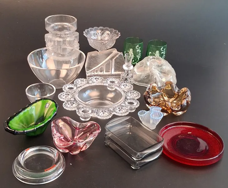 Diverse glasföremål. Bl.a Boda, Fuga Orrefors, Bergdala m.m.