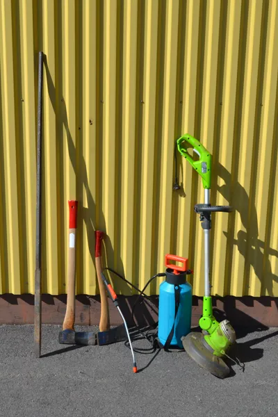 Diverse trädgårdsredskap.