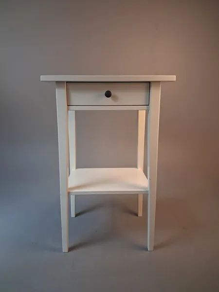 Mindre avlastningsbord/ sängbord, IKEA. Hemnes.