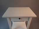 Mindre avlastningsbord/ sängbord, IKEA. Hemnes.