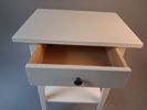 Mindre avlastningsbord/ sängbord, IKEA. Hemnes.