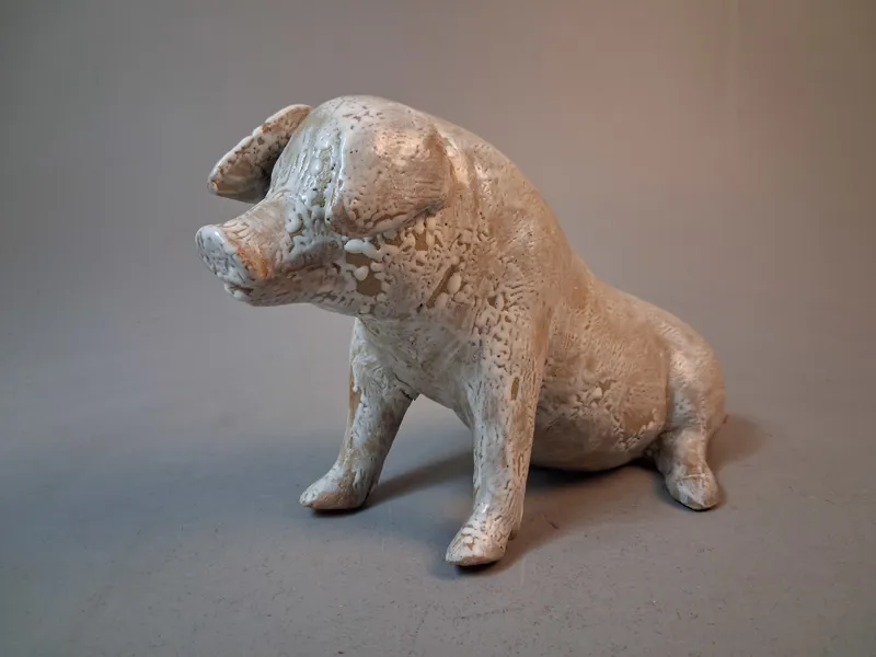 Skulptur. "Gris", Höganäs Keramik. 1900-talets första hälft. osignerad.