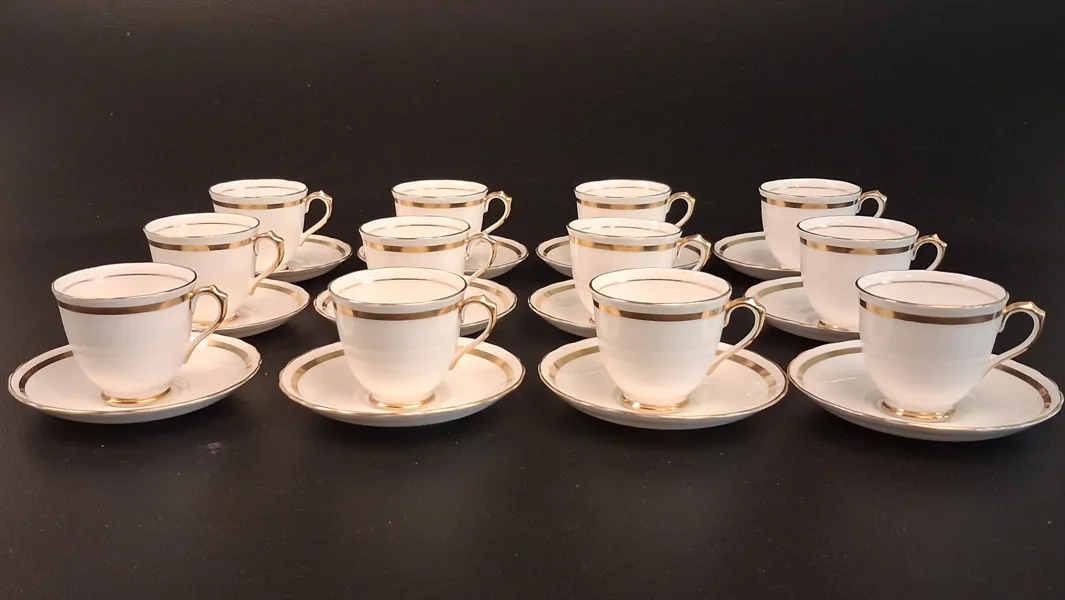 12 Moccakoppar med fat. New Chelsea Fine Bone China, made in England.