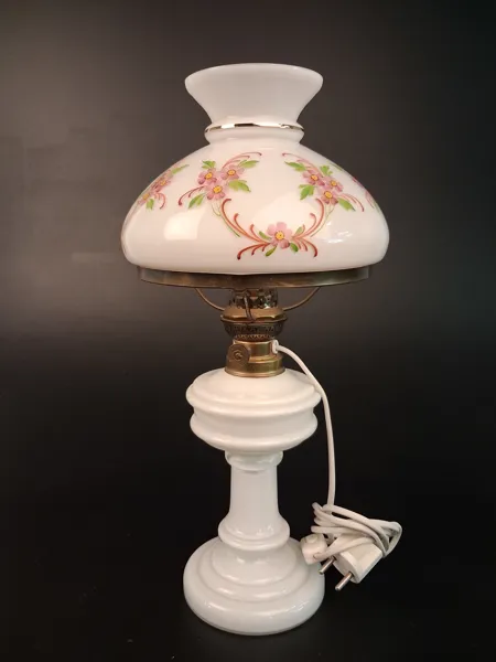 Bordslampa. Elektrifierad fotogenlampa.