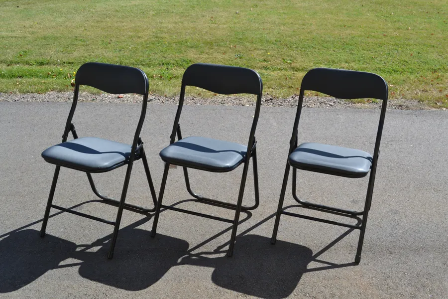 3 Klappstolar. Samtida.