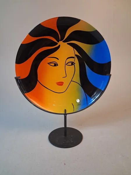 RENATE STOCK. Glasfat på ställning "La Femme", Sea Glasbruk, Kosta, signerat.