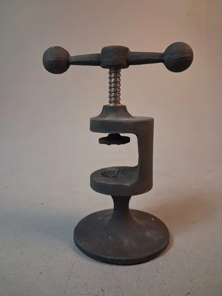 Robert Welch, Nötknäppare. Gjutjärn. England. Etikett märkt, "Design Centre London".