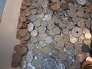 Diverse mynt, & en 10 kronors sedel.