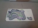 Diverse mynt, & en 10 kronors sedel.