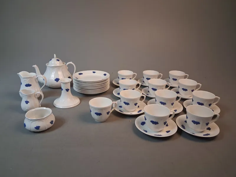 Blå Blom, Old gustavsberg. 12 koppar, 11 fat, 11 assietter, ljusstake, Kaffekanna, mjölkkanna, gräddkanna & sockerskål utan lock.
