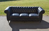 Chesterfield. 3 Sits-soffa, skinn.