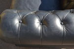 Chesterfield. 3 Sits-soffa, skinn.