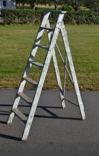 Äldre trästege.
