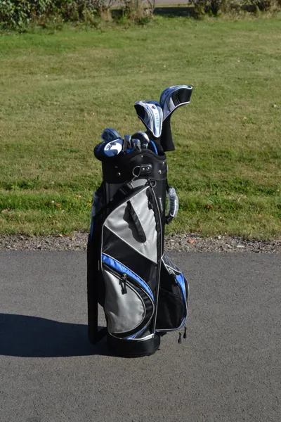 Golfbag med klubbor. Black Owl Golf.