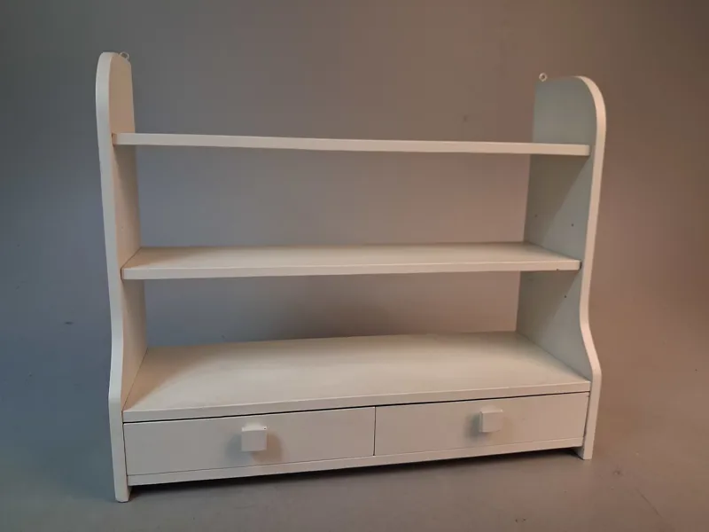 Vägghylla med två lådor, bemålad.