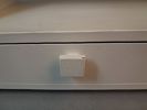Vägghylla med två lådor, bemålad.