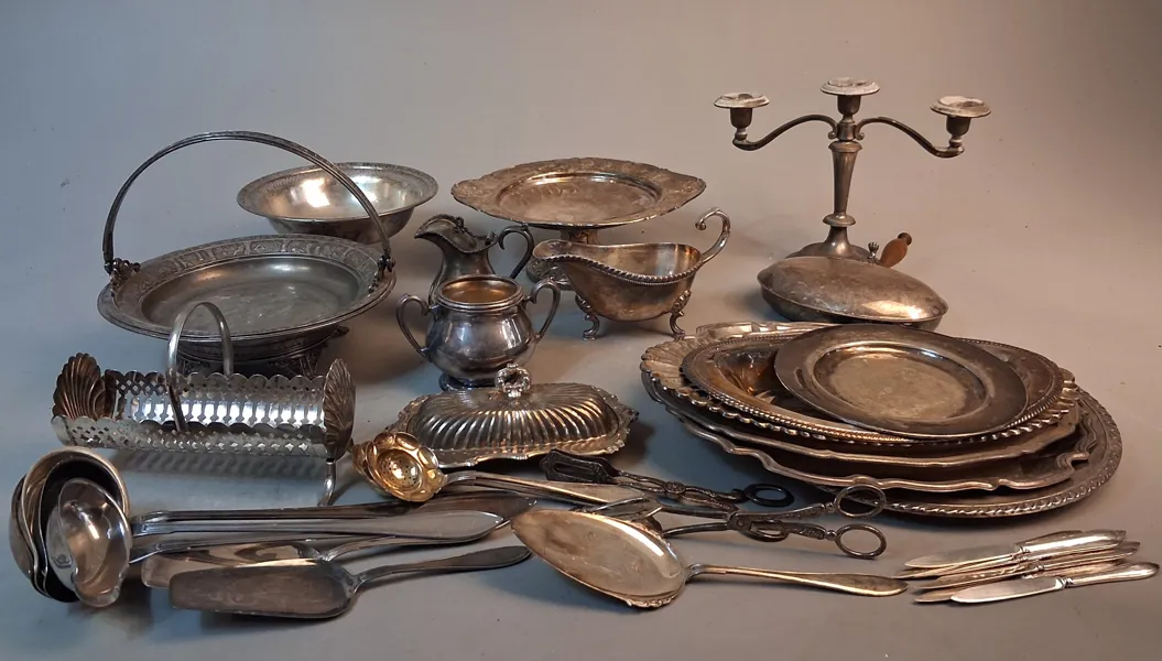 Diverse, mestadels nysilver.