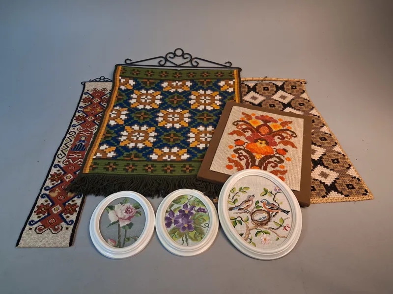 Diverse broderat/handarbeten.