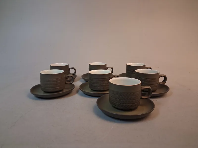 7 Koppar med fat, Denby England "Chevron" Gill Pemberton. Retro 1960-1970 tal.