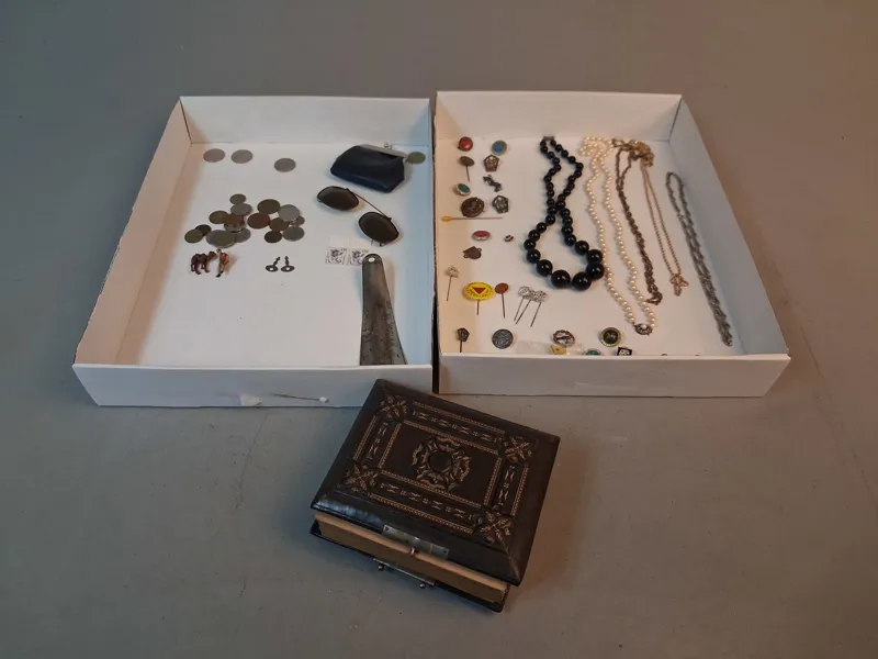 Diverse Bijouterier, mynt, pins m.m.